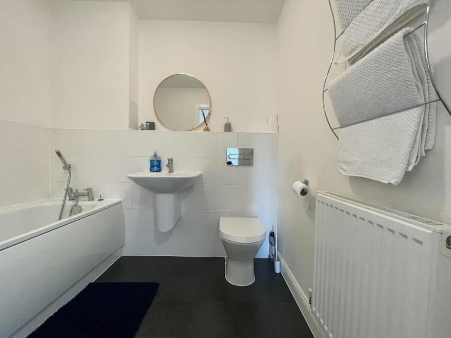 Wainscot Stylish Station Apartment In Rochester With Free Parking מראה חיצוני תמונה