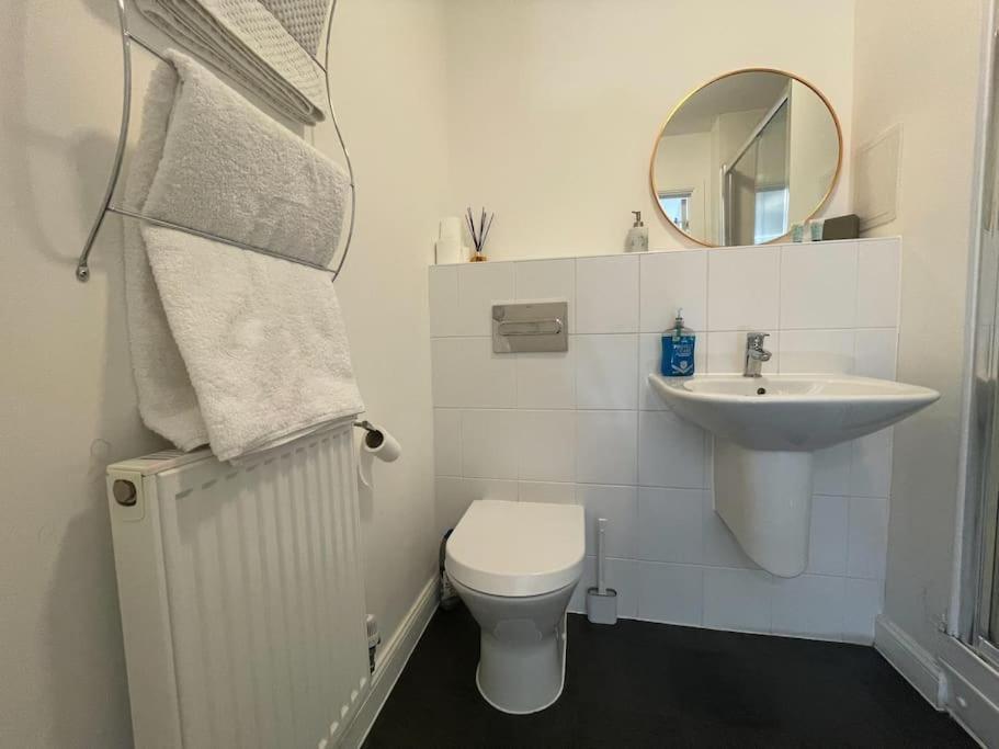 Wainscot Stylish Station Apartment In Rochester With Free Parking מראה חיצוני תמונה