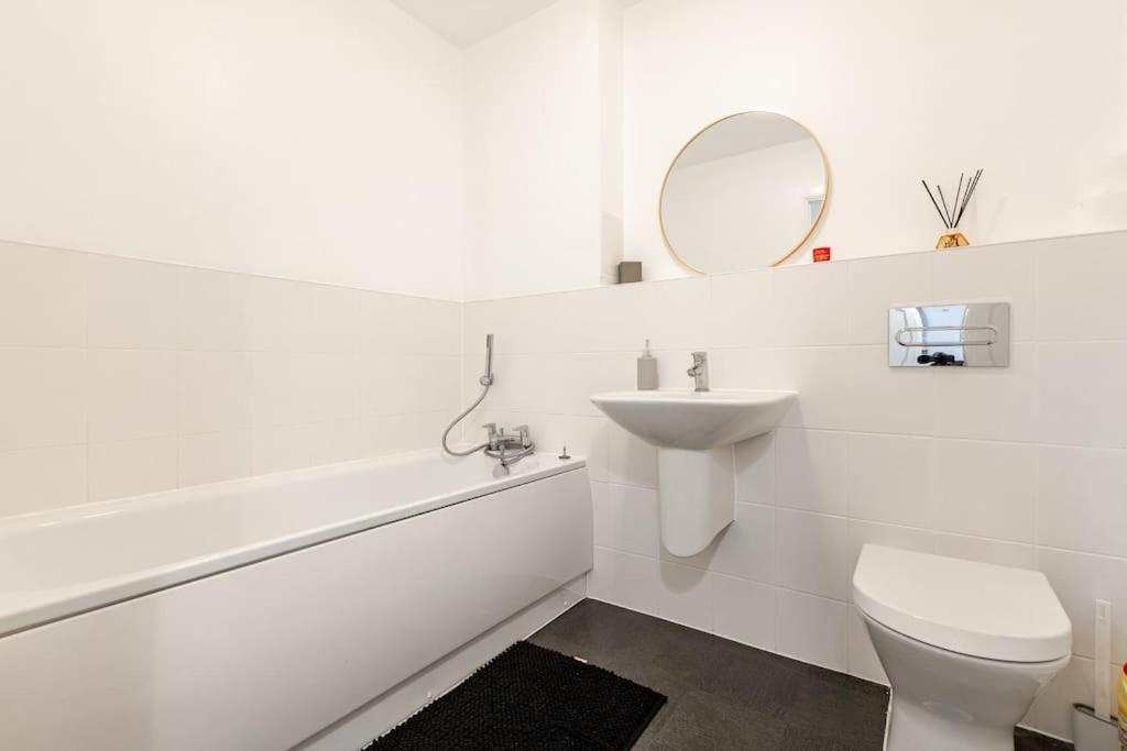 Wainscot Stylish Station Apartment In Rochester With Free Parking מראה חיצוני תמונה