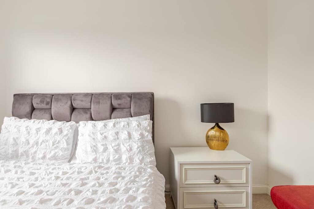 Wainscot Stylish Station Apartment In Rochester With Free Parking מראה חיצוני תמונה